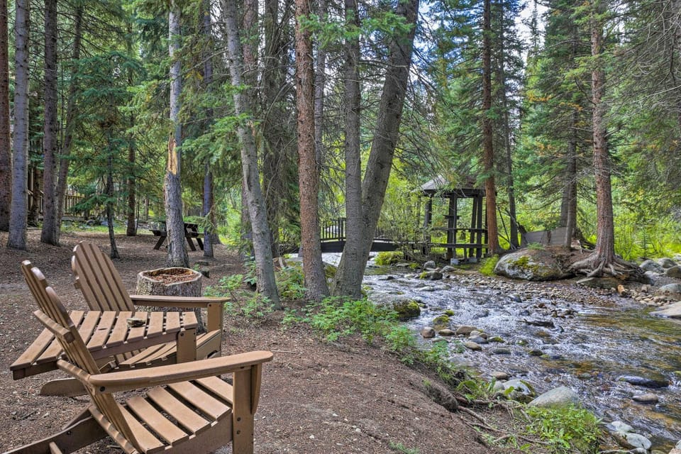 Cozy Condo on Vasquez Creek w/ Free Shuttle Access House in Fraser