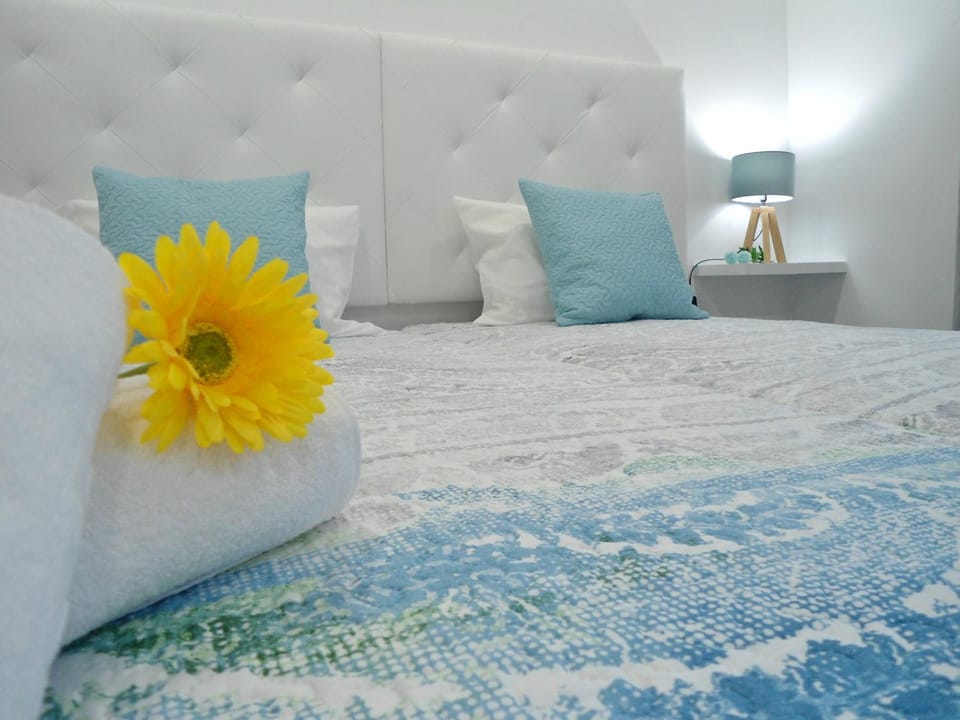 Bed, Photo of the whole room, Decorative detail