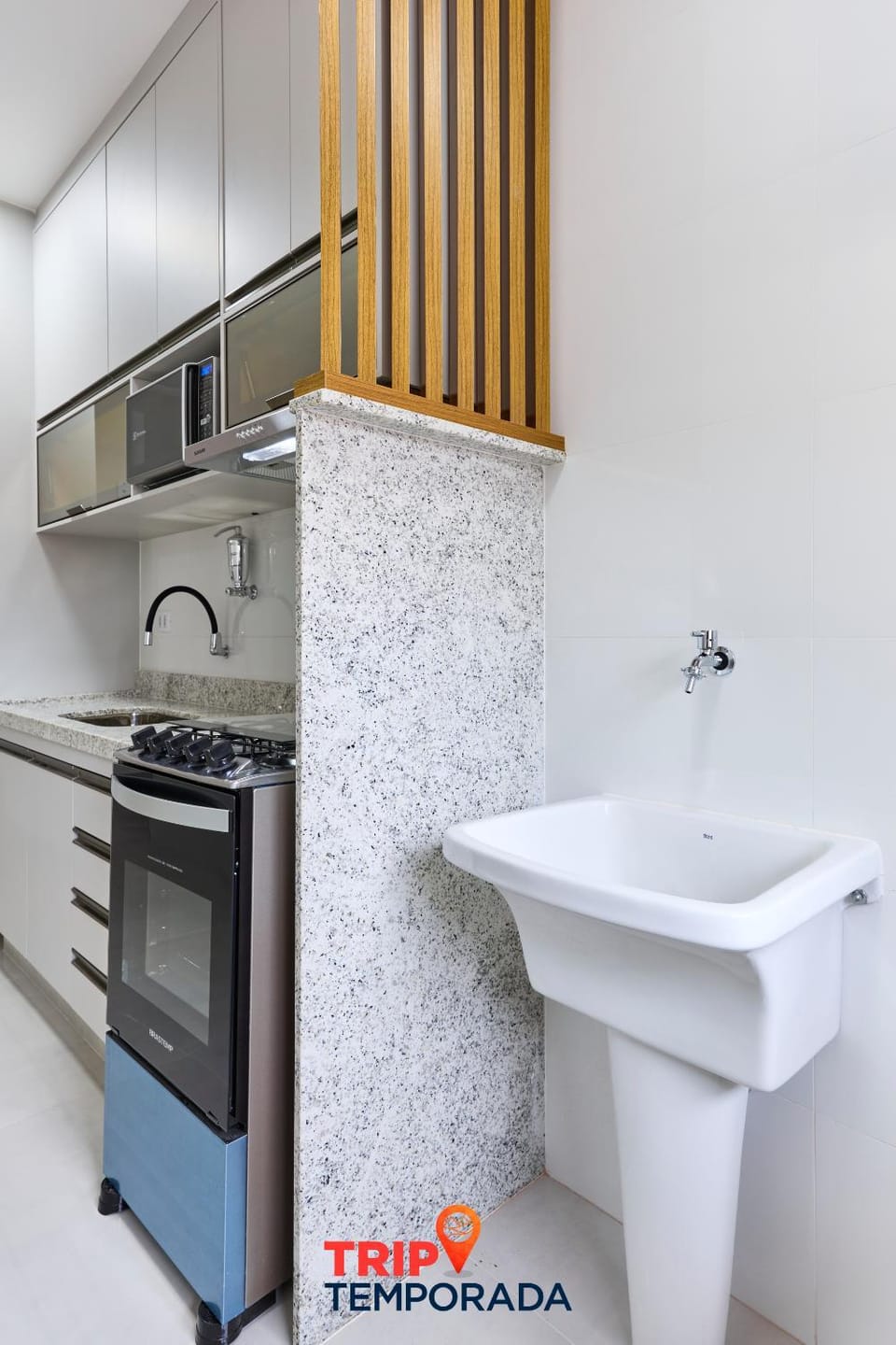 Apartamento espaçoso com ar condicionado e Wi-fi, a 100 metros da praia - Edifício Estoril Apartment in Ubatuba