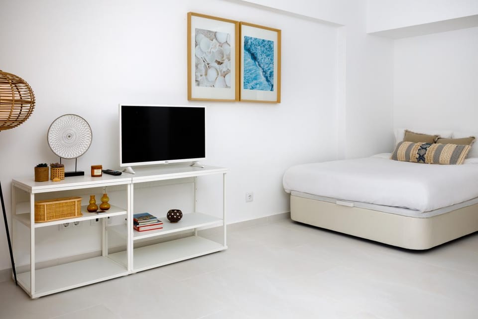 Communal lounge/ TV room, Bed, TV and multimedia, Bedroom