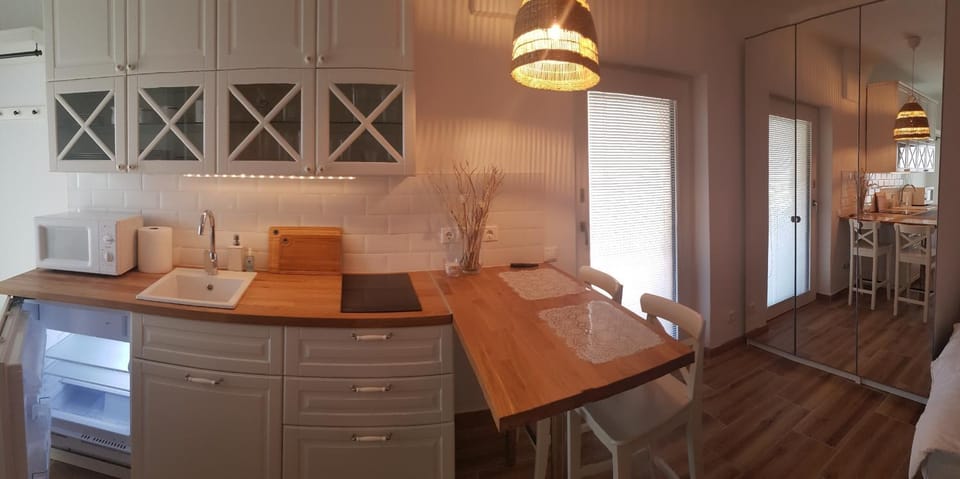 Coffee/tea facilities, Kitchen or kitchenette, Food and drinks, Dining area