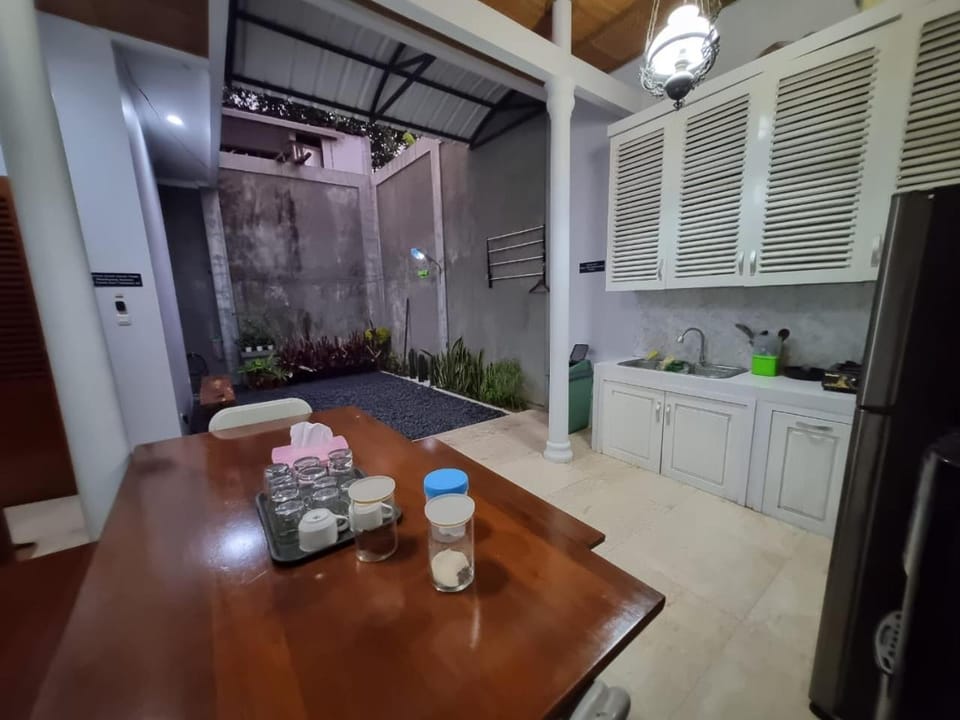 Dining area, kitchen