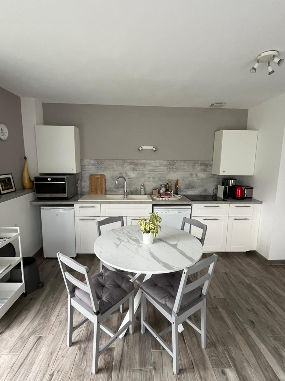 Coffee/tea facilities, Kitchen or kitchenette, Dining area, stove, toaster