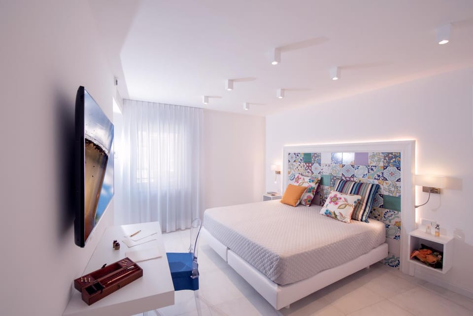 Bed, Day, TV and multimedia, Photo of the whole room, Decorative detail, Bedroom, furniture, minibar, safe