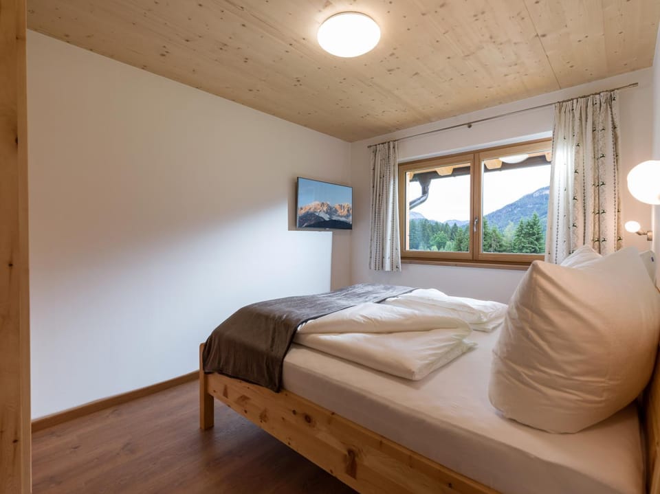 Bed, TV and multimedia, Bedroom