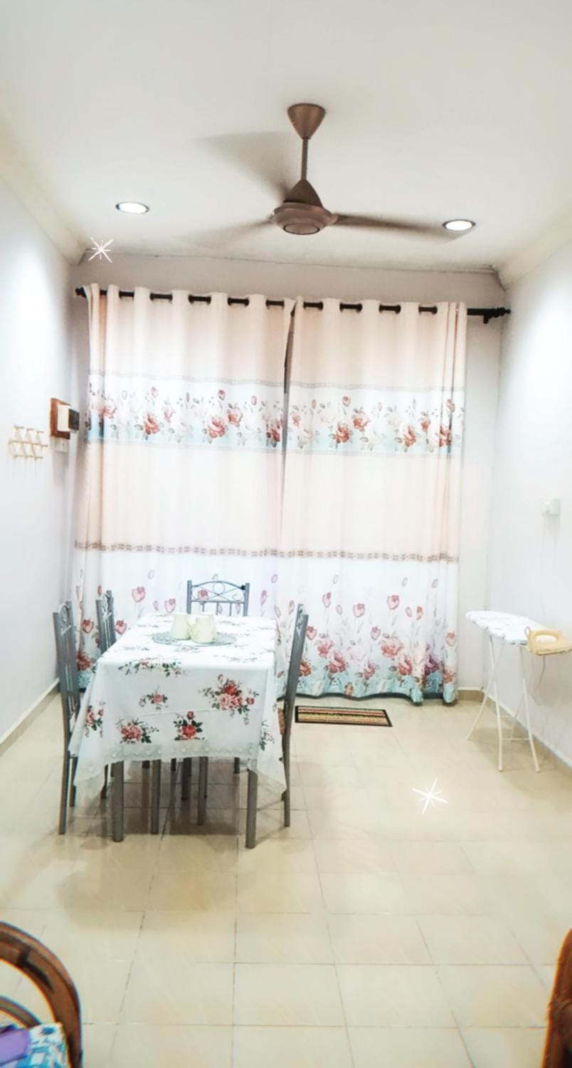 Dining area, fireplace