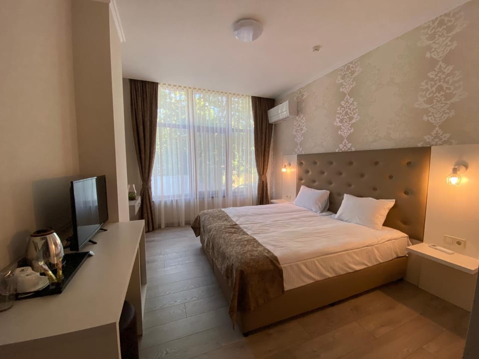 Bed, TV and multimedia, Photo of the whole room, Bedroom, hair dresser