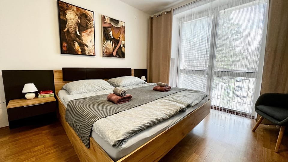 Bed, Bedroom, Street view, towels
