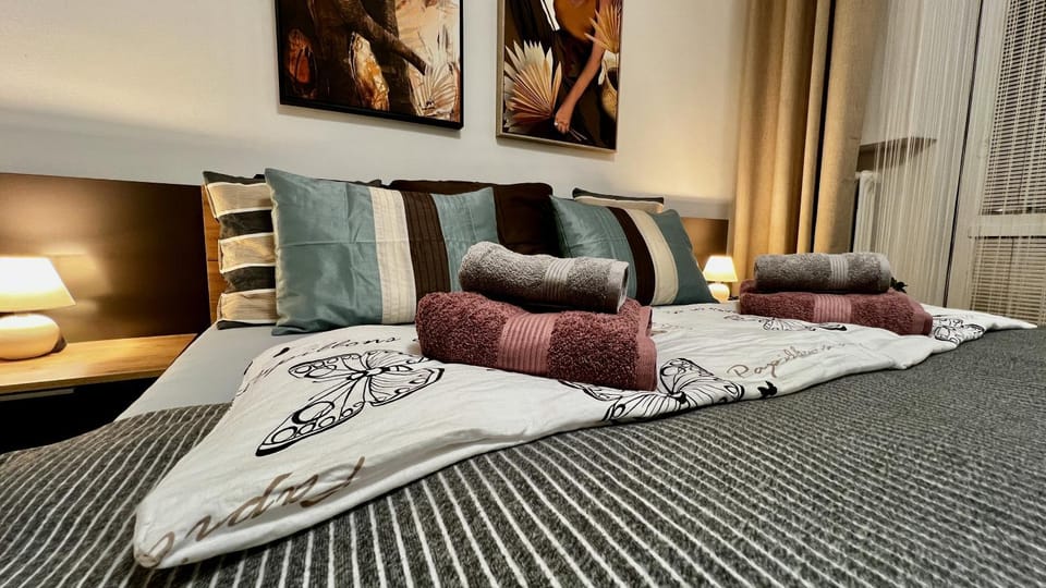 Bed, Night, Bedroom, towels