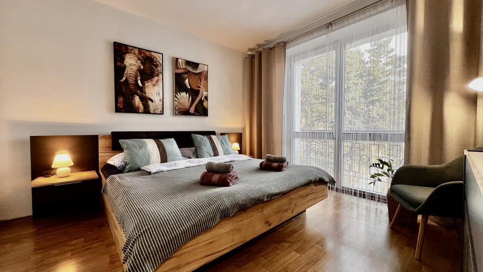 Bed, View (from property/room), View (from property/room), Photo of the whole room, Bedroom, City view, City view, Street view, Street view, Quiet street view, towels