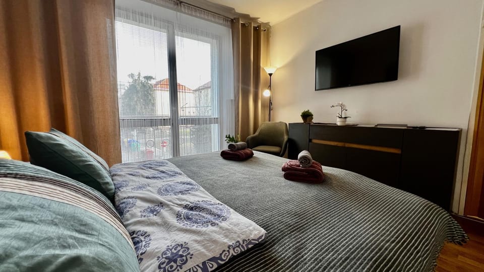 Bed, TV and multimedia, View (from property/room), View (from property/room), Photo of the whole room, Bedroom, City view, City view, Street view, Street view, Quiet street view