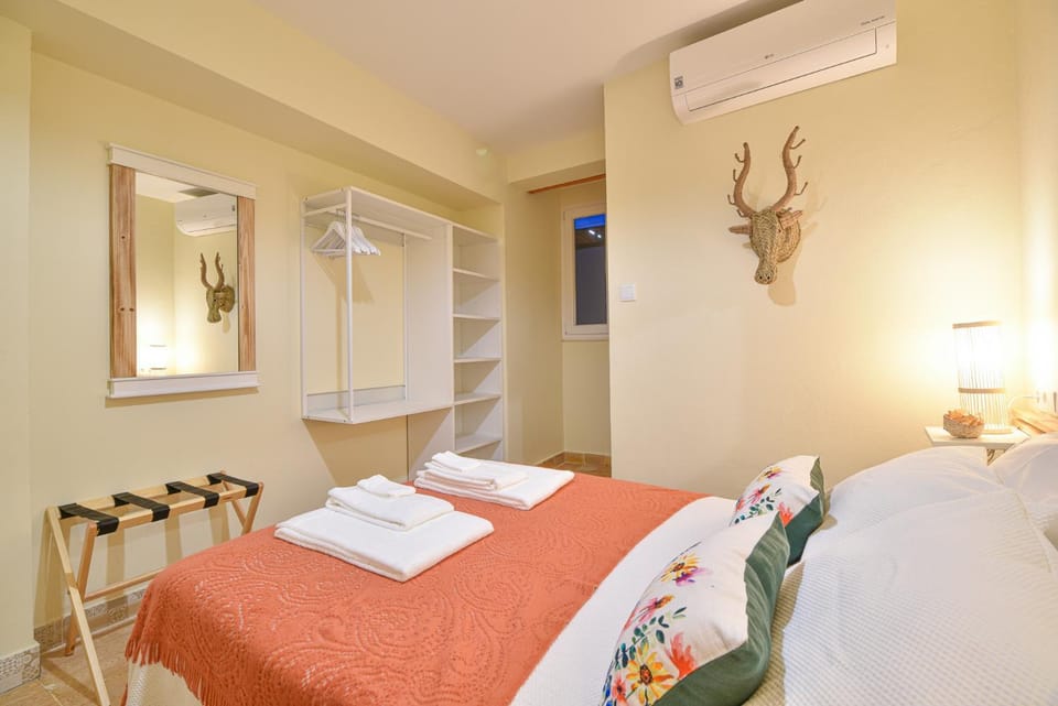 Photo of the whole room, Decorative detail, Decorative detail, Bedroom