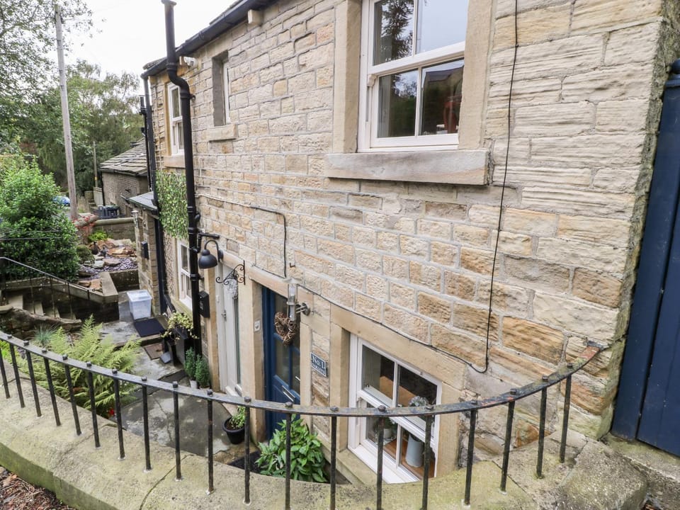 1 Oakleys House in Holmfirth
