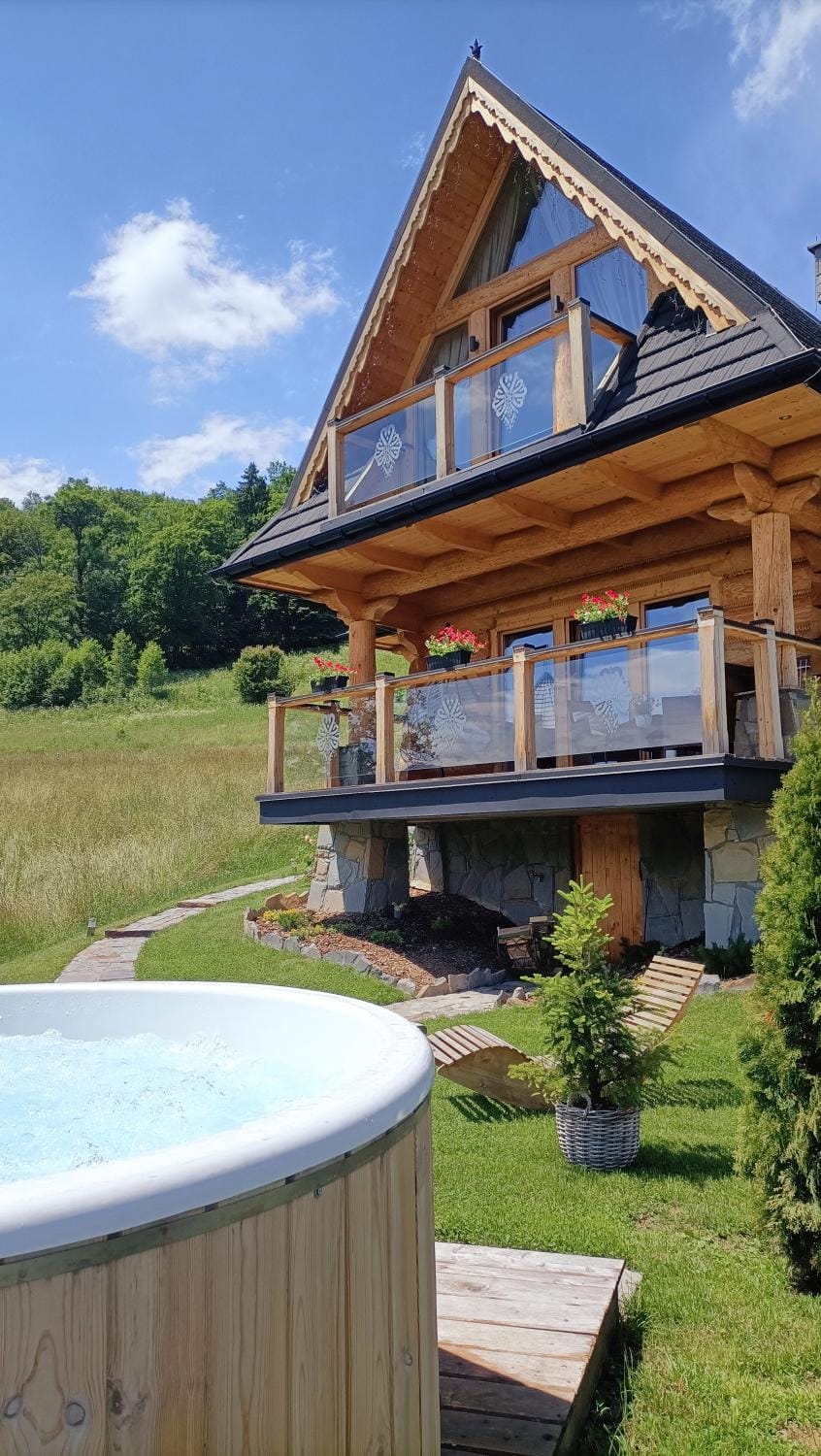 NA SKRAJU LASU domki z balią, jacuzzi Chalet in Lesser Poland Voivodeship