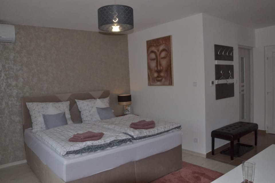Bed, Living room