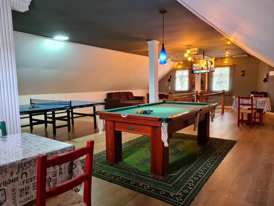 Billiard, Game Room