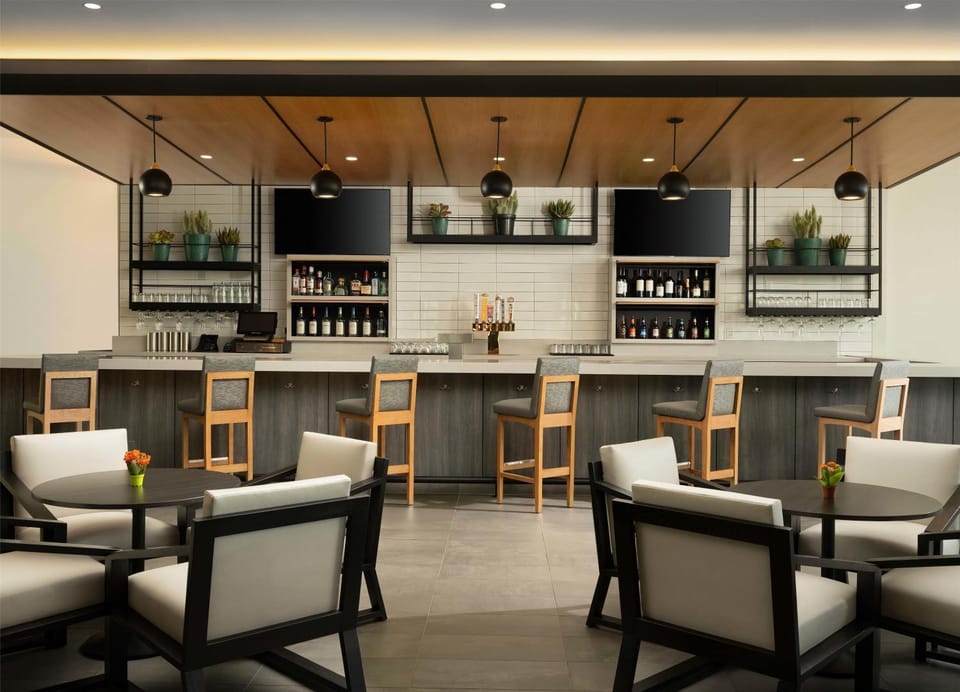 Restaurant/places to eat, Restaurant/places to eat, Lounge or bar
