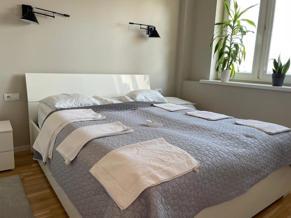 Bed, Photo of the whole room, Bedroom, towels
