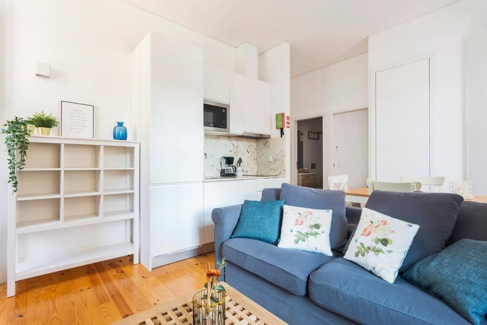 Coffee/tea facilities, Kitchen or kitchenette, Living room, minibar