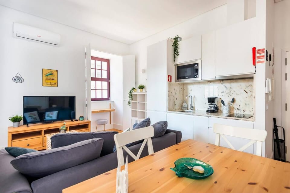 TV and multimedia, Coffee/tea facilities, Kitchen or kitchenette, Living room, Dining area, minibar, stove