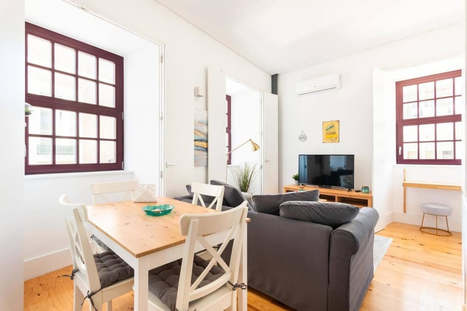 TV and multimedia, Living room, Dining area, air conditioner