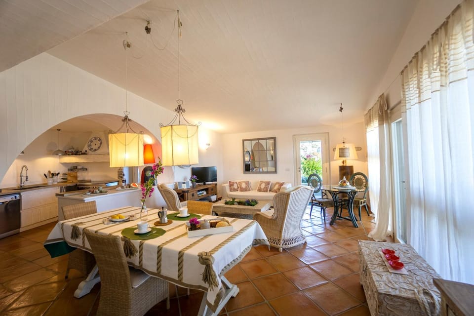 Day, Summer, TV and multimedia, Kitchen or kitchenette, Living room, Food and drinks, Food and drinks, Photo of the whole room, Seating area, Dining area