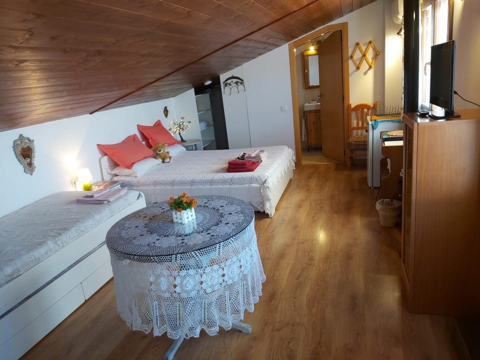 Bed, Living room, Photo of the whole room, Seating area, Bedroom