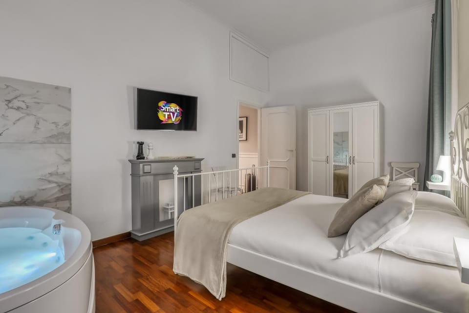 Hot Tub, Photo of the whole room, Bedroom