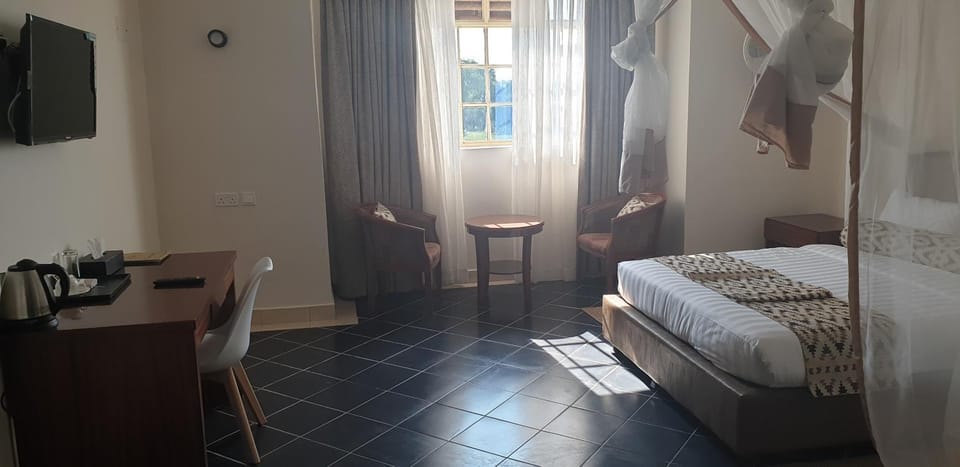 Bed, Photo of the whole room, Seating area, Bedroom