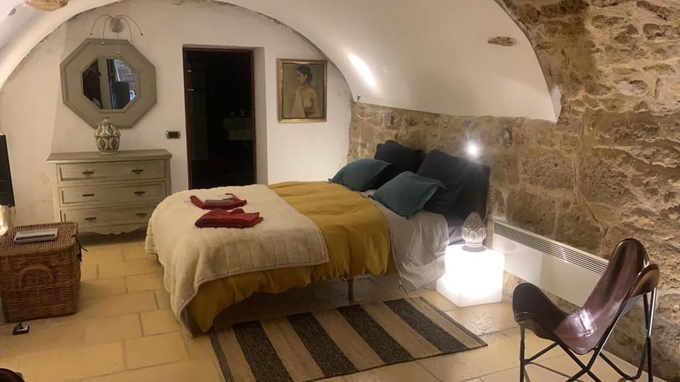 la villageoise, chambre troglodyte pitoresque au cœur du village Bed and Breakfast in Rognes