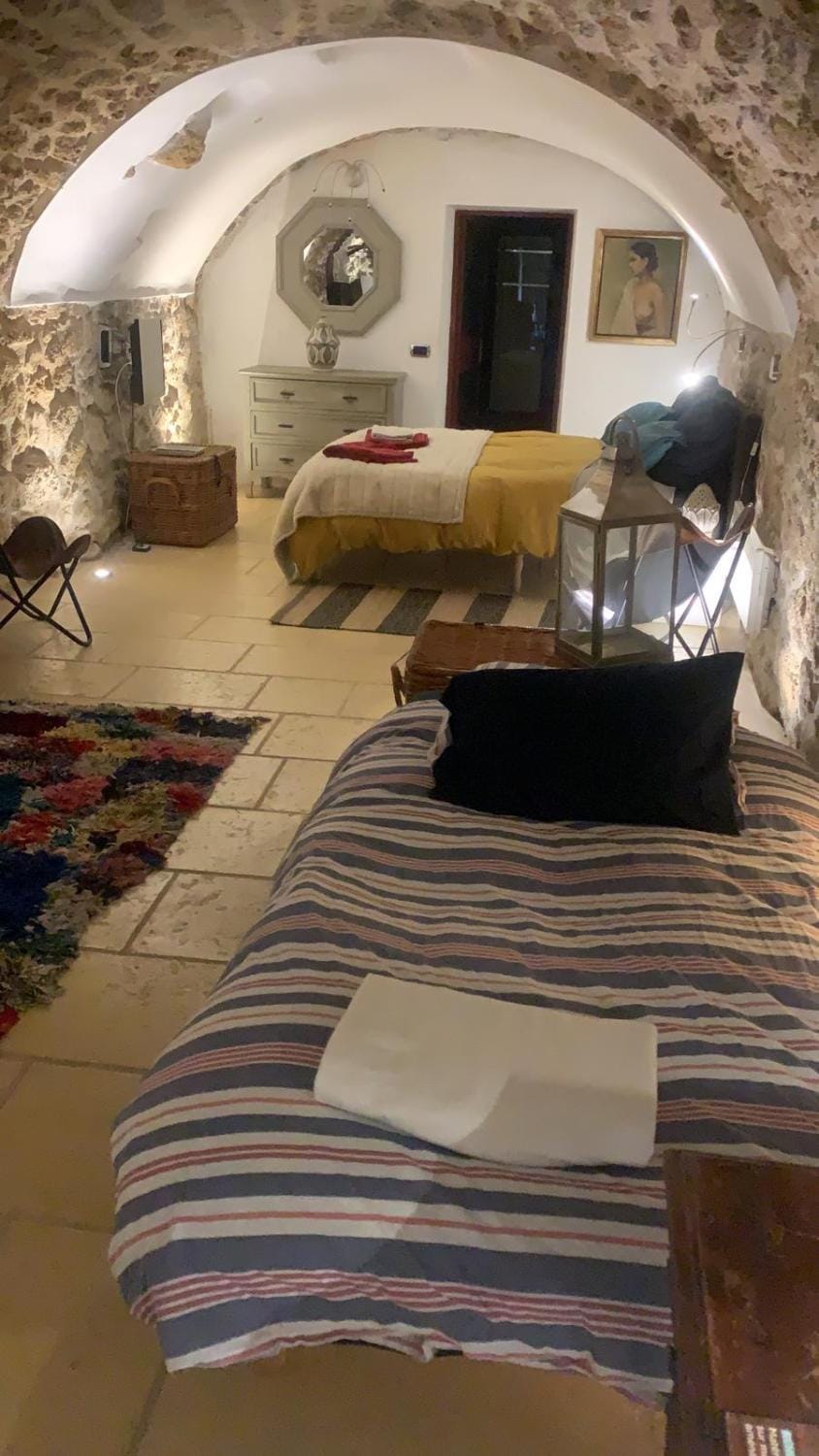 la villageoise, chambre troglodyte pitoresque au cœur du village Bed and Breakfast in Rognes