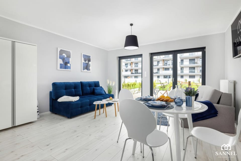 Bed, Property logo or sign, Garden, Balcony/Terrace, Living room, Photo of the whole room, Decorative detail, Dining area, On site, Food, Drinks