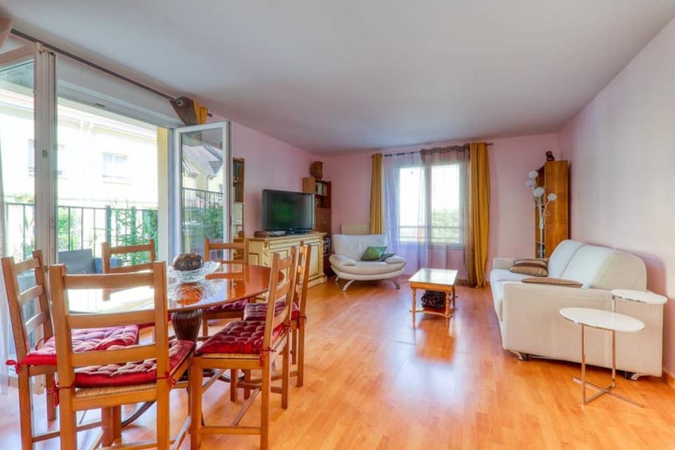 Communal lounge/ TV room, TV and multimedia, Seating area, Dining area
