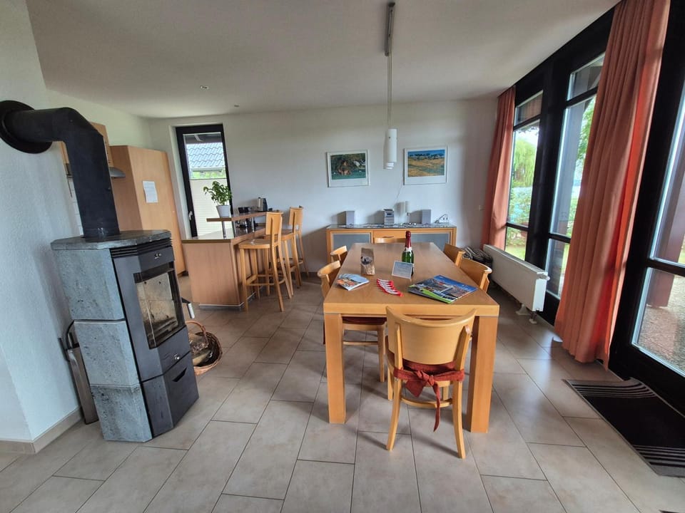 Seating area, Dining area, fireplace