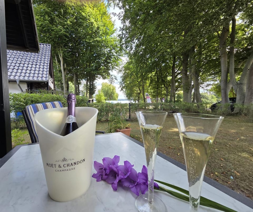 Garden, Balcony/Terrace, Seating area, Beach, Lake view, Location