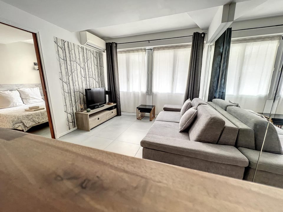 Bed, TV and multimedia, Living room