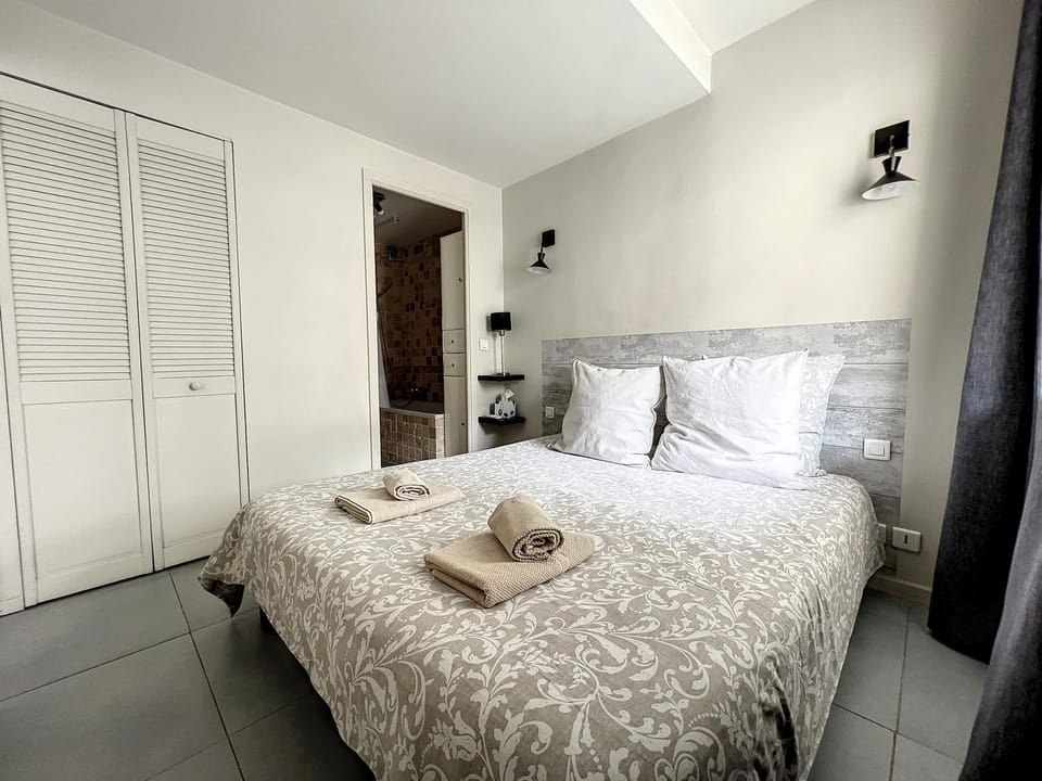 Bed, Bedroom, towels