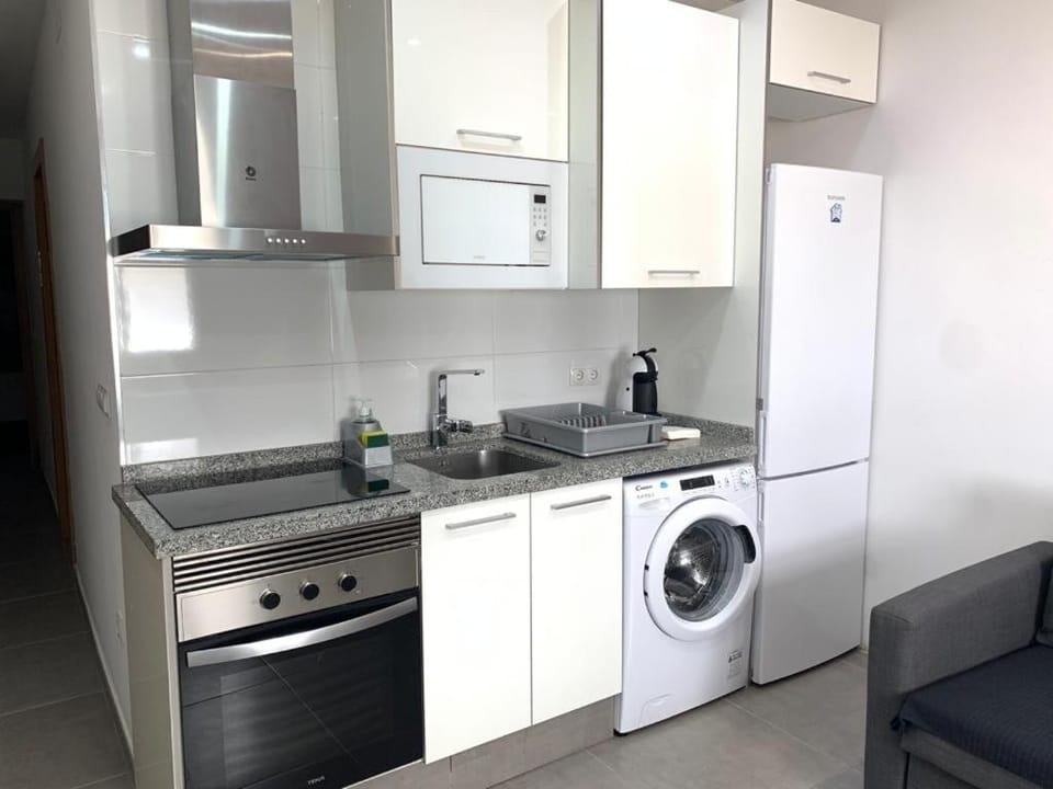Kitchen or kitchenette, oven, washing machine