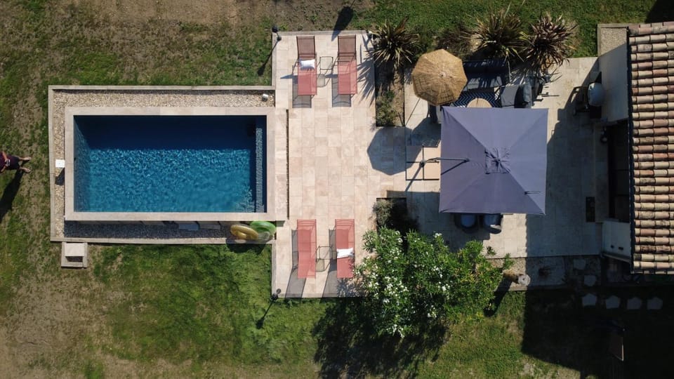 Les Bons Amis, Gite privé de 6 hôtes, piscine, rivière, Libourne, Saint-Emilion Villa in Fronsac