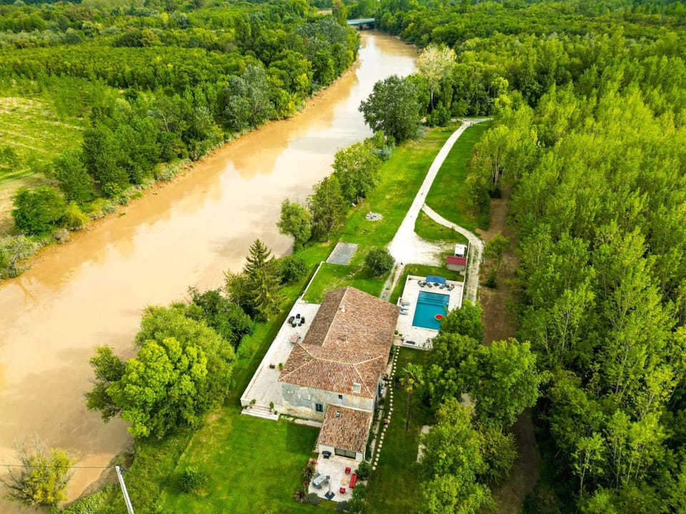 Les Bons Amis, Gite privé de 6 hôtes, piscine, rivière, Libourne, Saint-Emilion Villa in Fronsac