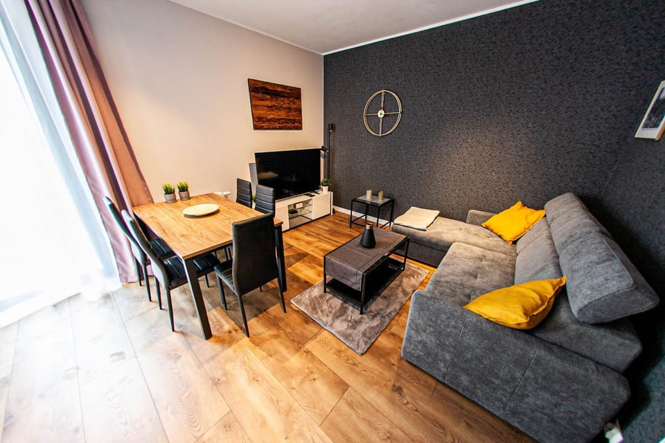 Bed, TV and multimedia, Living room, Photo of the whole room, Decorative detail