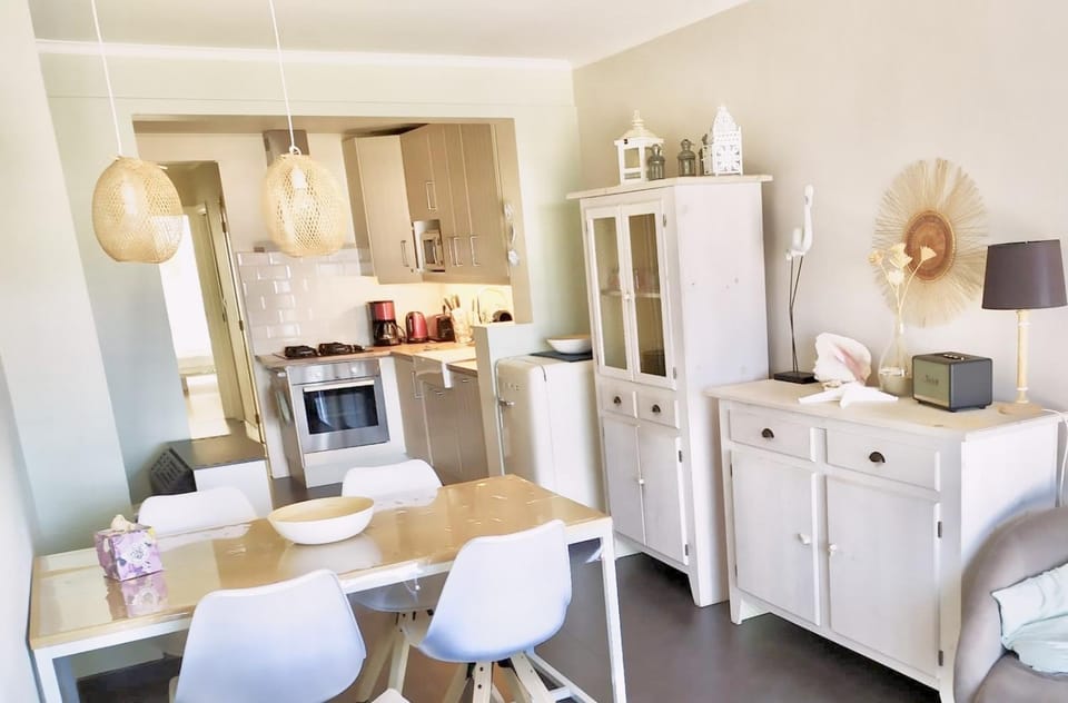 Kitchen or kitchenette, Dining area, stove, toaster