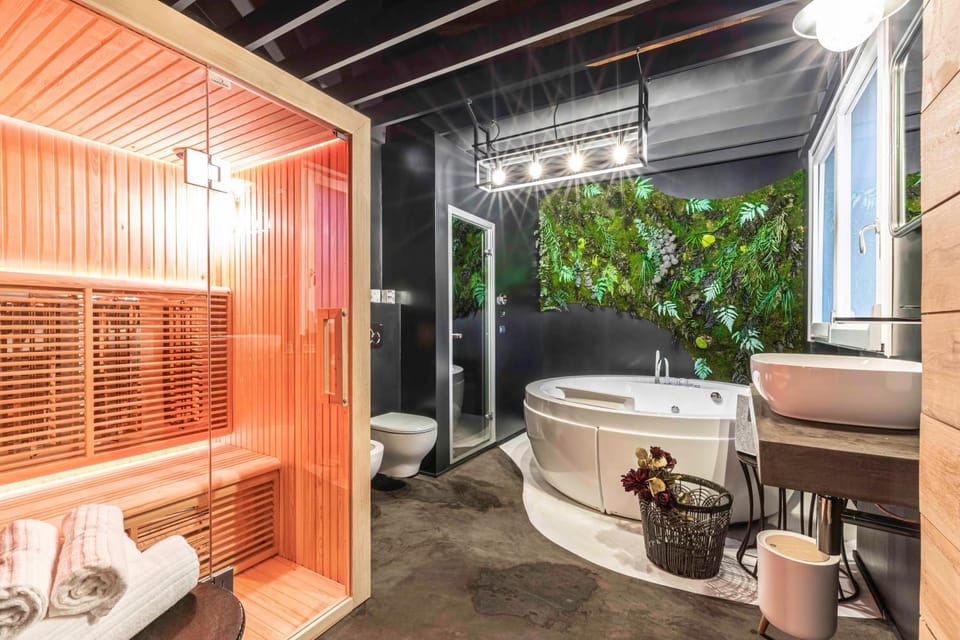 Hot Tub, Sauna