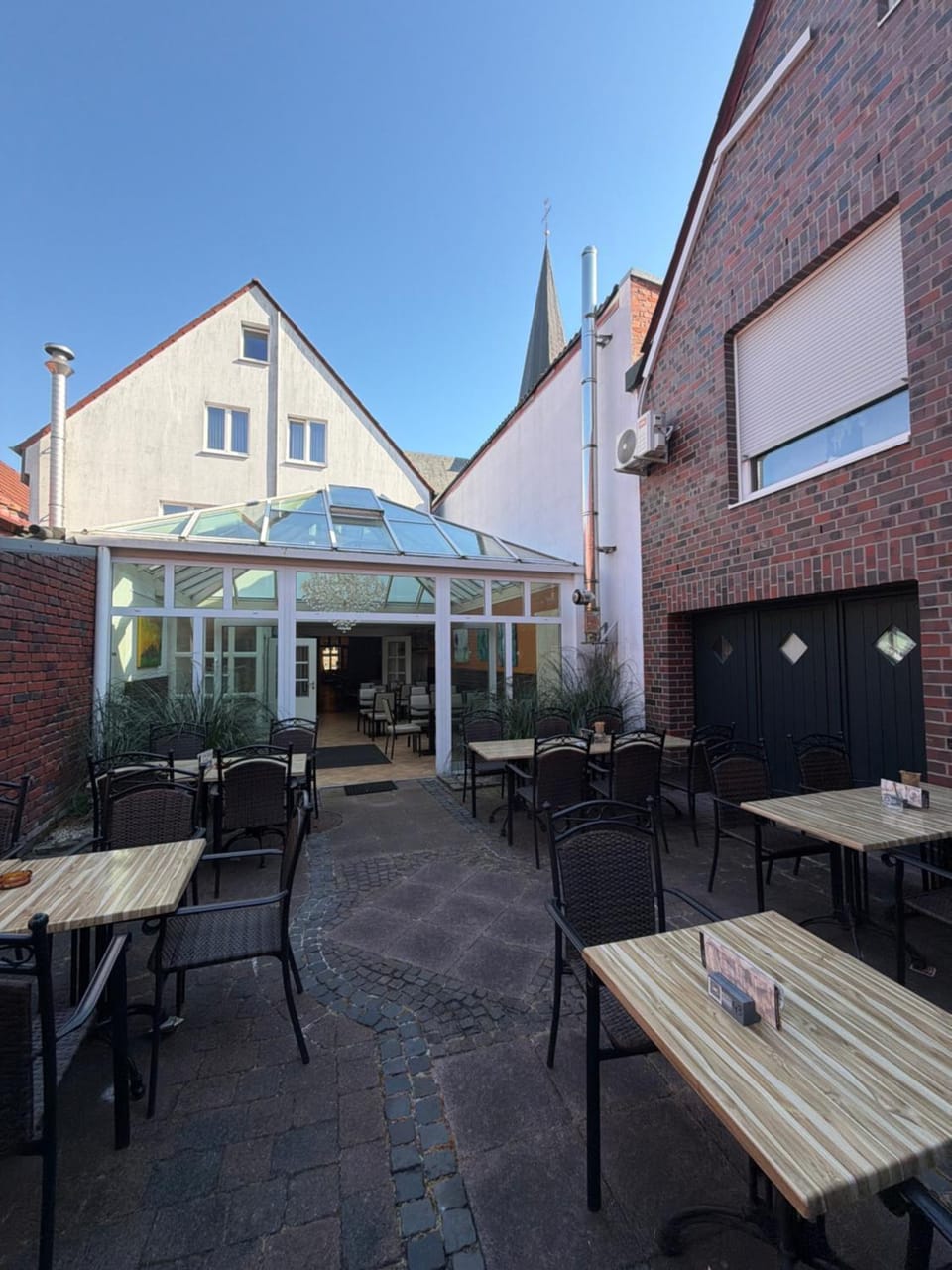 Property building, Patio, Restaurant/places to eat, Banquet/Function facilities