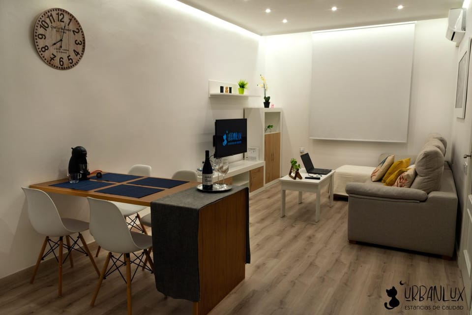 TV and multimedia, Coffee/tea facilities, Kitchen or kitchenette, Living room, Seating area, Dining area
