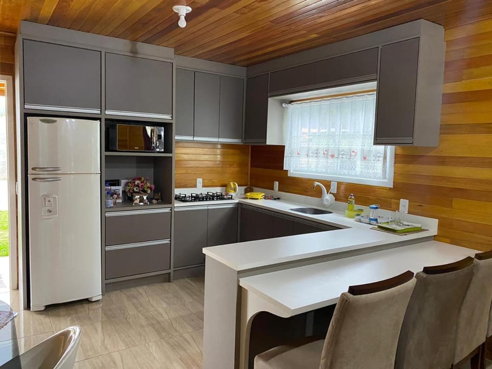Coffee/tea facilities, Kitchen or kitchenette, Dining area, Food, stove