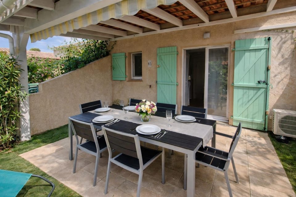 Property building, Patio, Garden, Balcony/Terrace, Dining area, Garden view