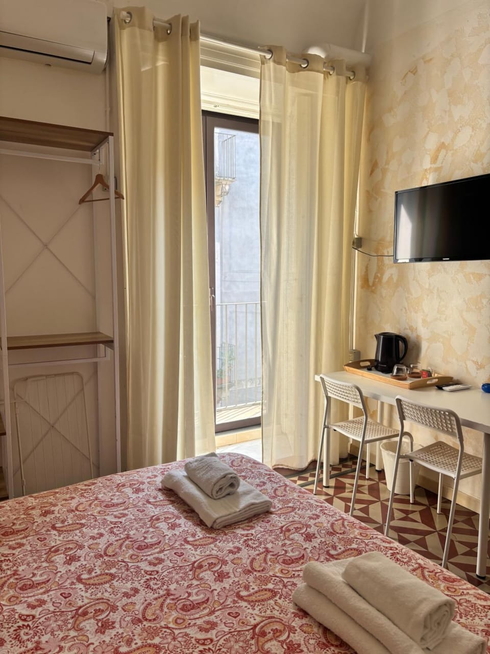 Bed, TV and multimedia