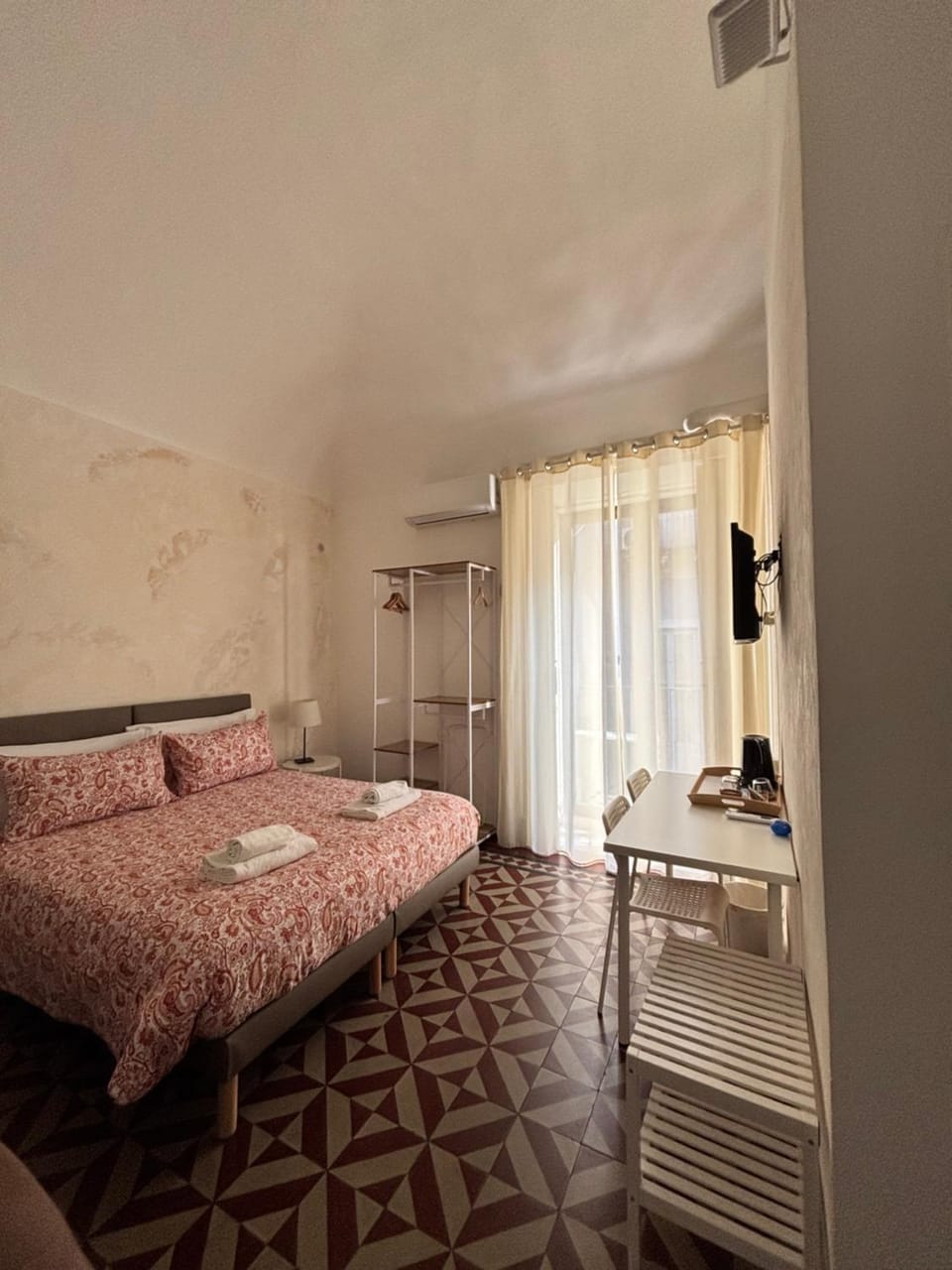 Photo of the whole room, Bedroom