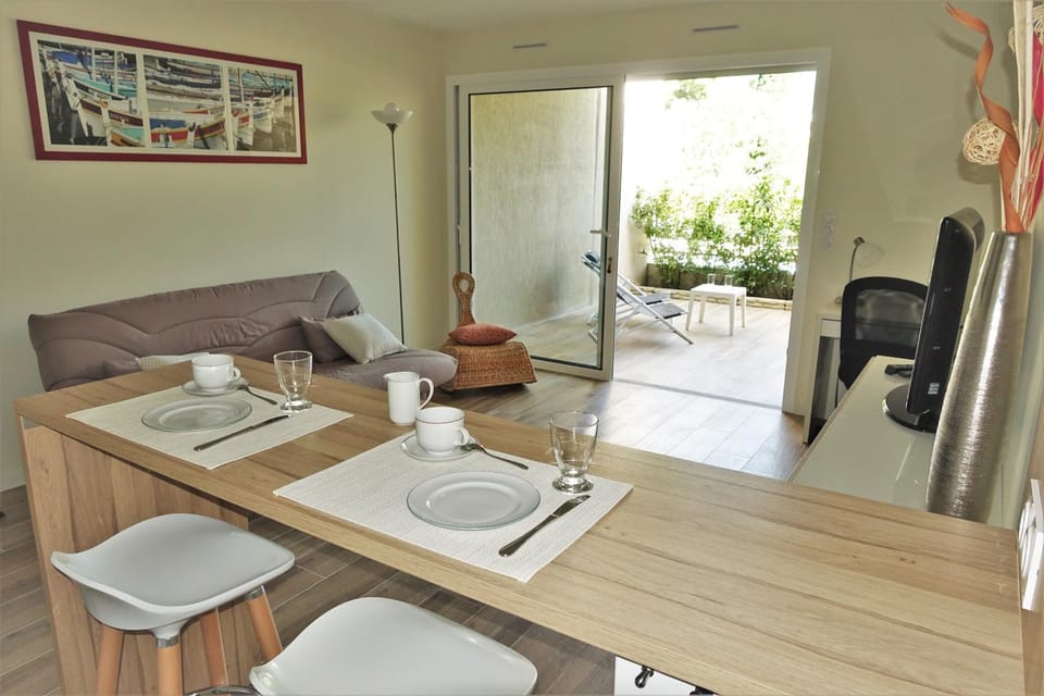 "Côté Charlemagne" Centre-ville Garage Piscine Terrasse Apartment in Cassis